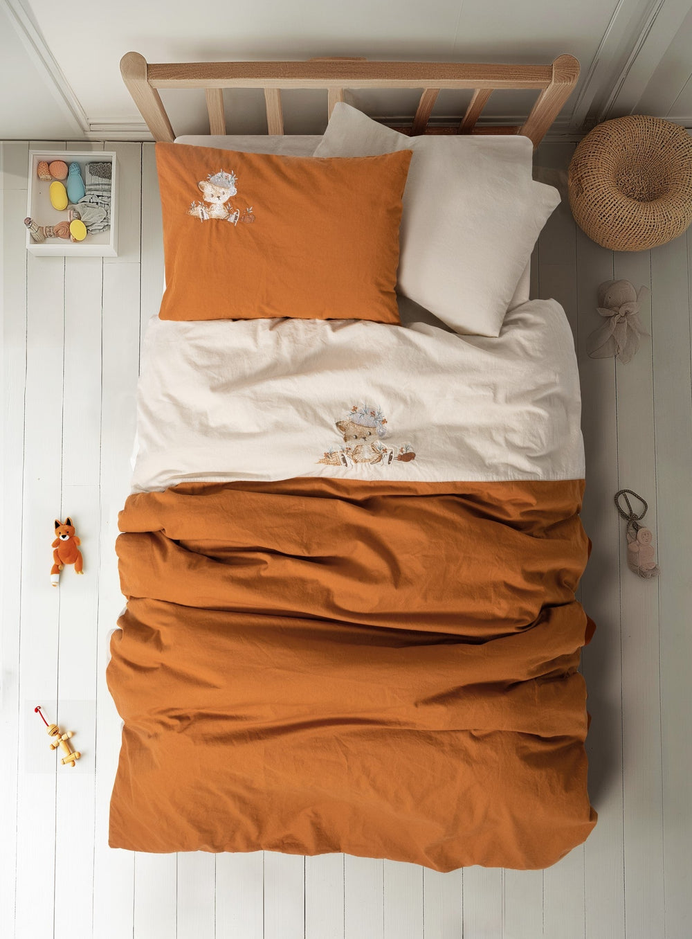 Lenjerie de Pat Bebelus cu Broderie Cuddly Clever Bej