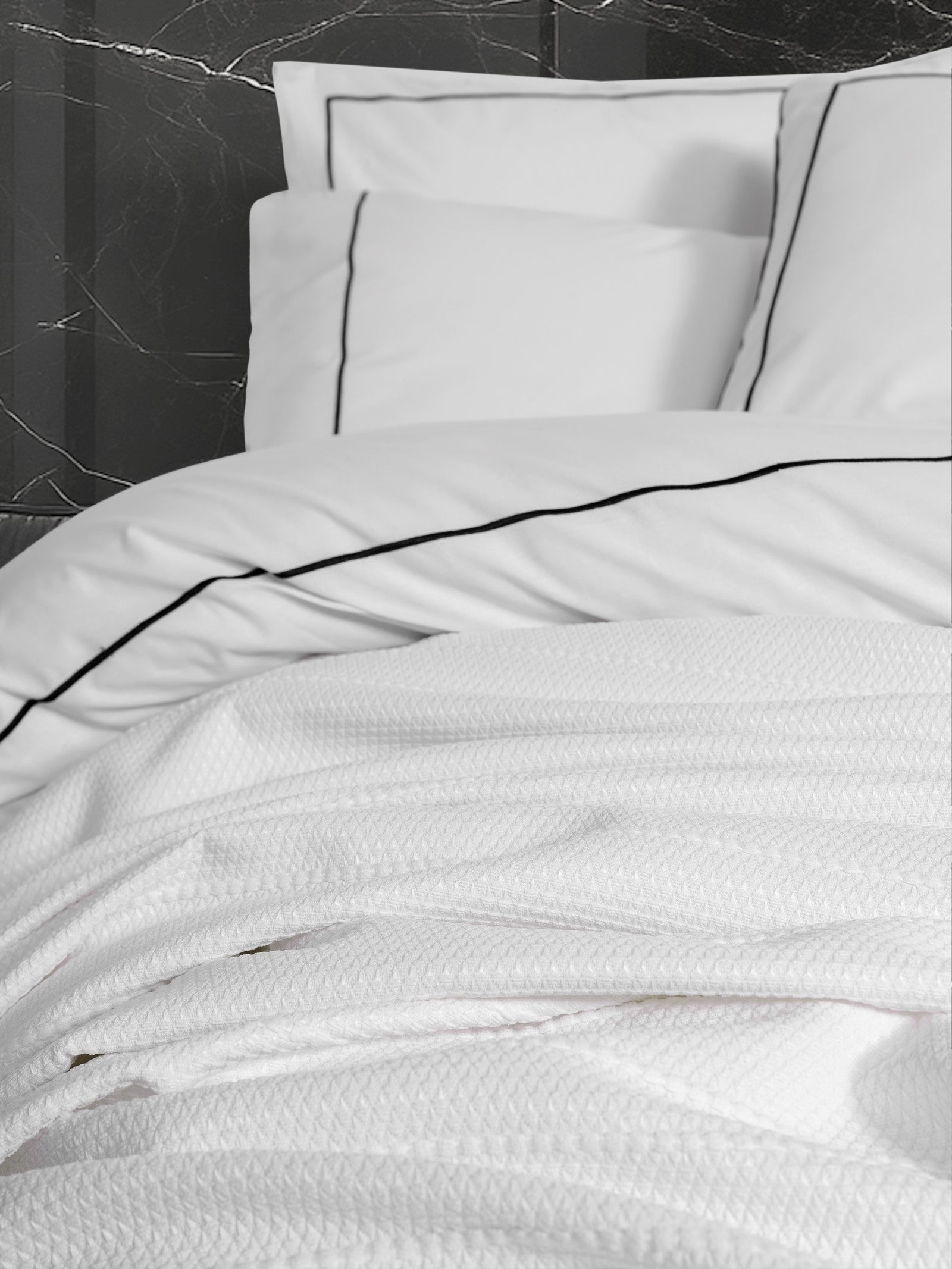 Lenjerie de Pat 2 Persoane cu Pique Classic Trusou Mahur Alb