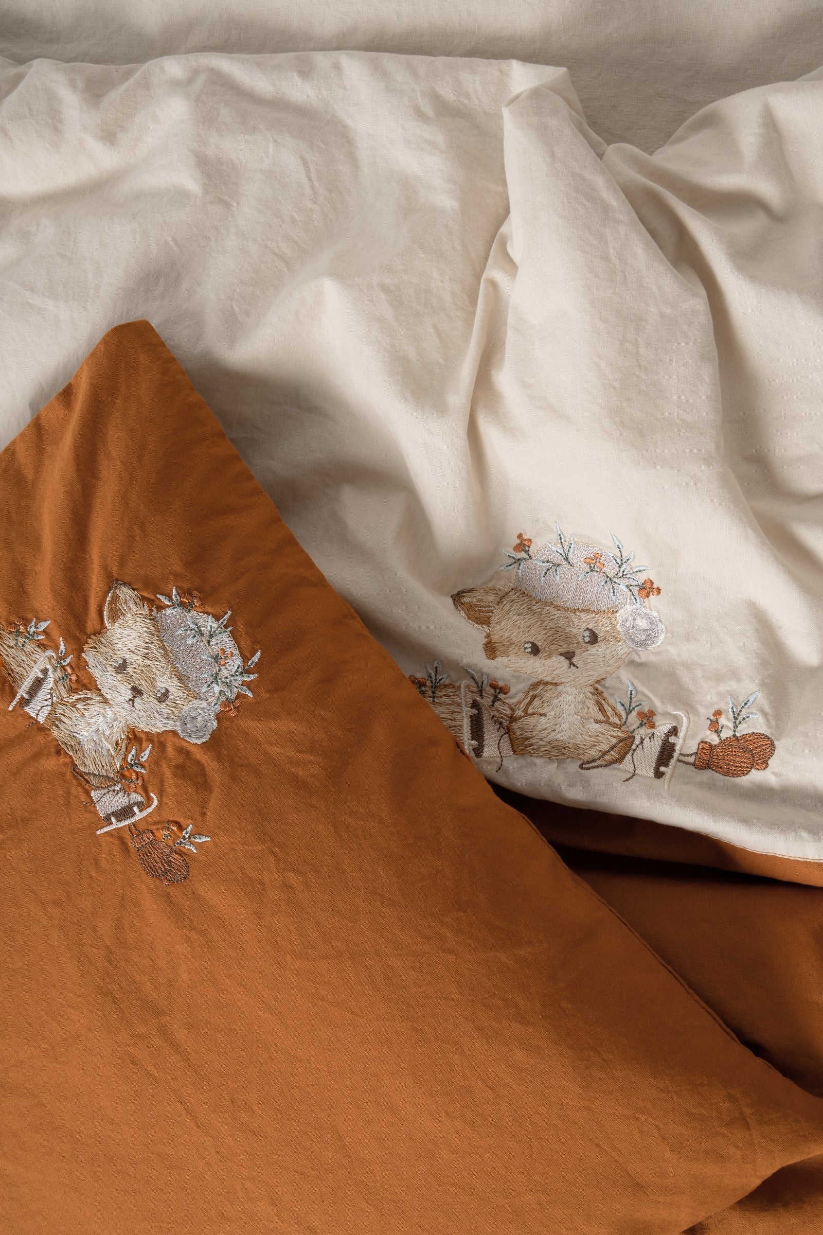 Lenjerie de Pat Bebelus cu Broderie Cuddly Clever Bej
