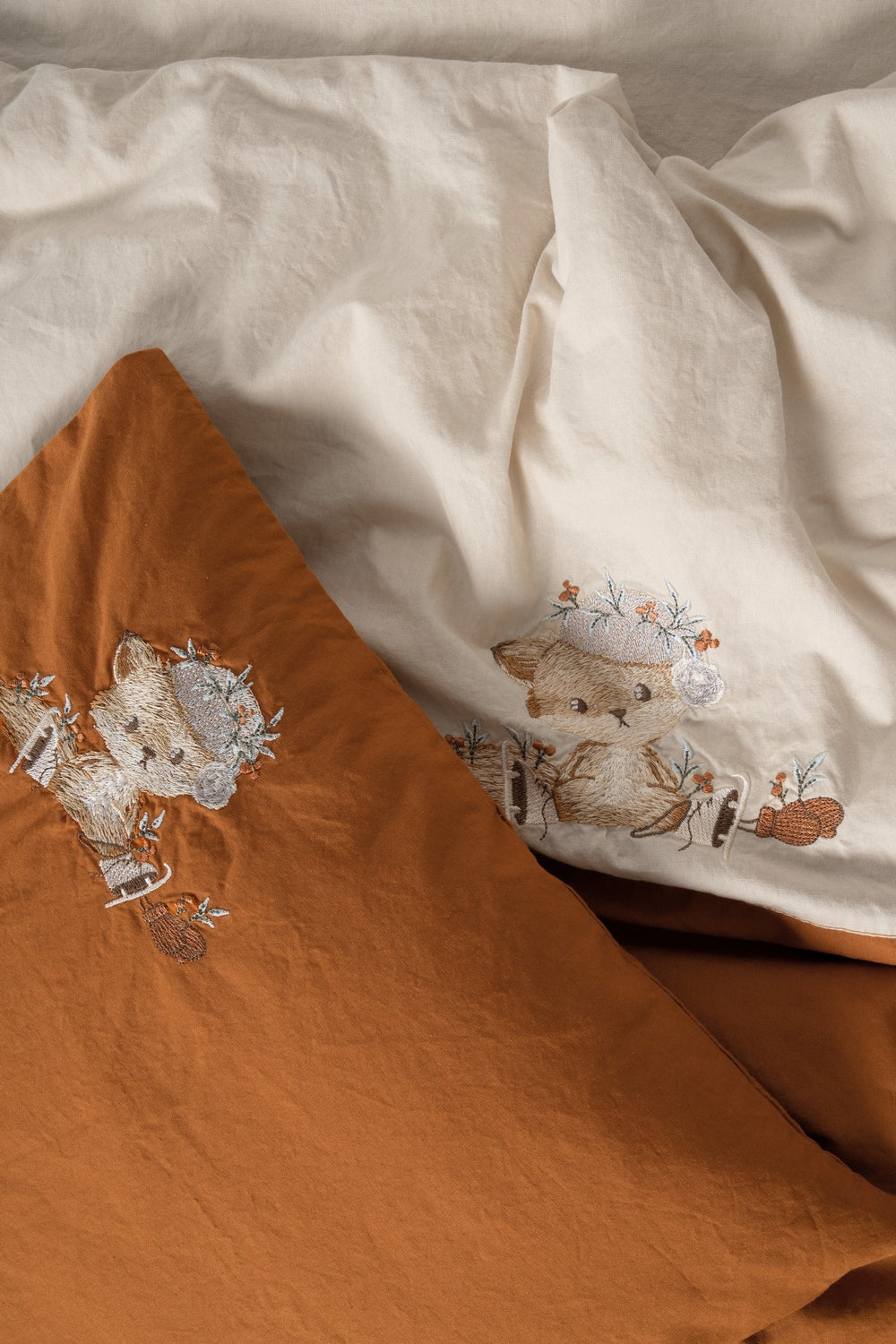 Lenjerie de Pat Bebelus cu Broderie Cuddly Clever Bej